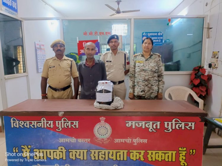 CG - आरोपी के कब्जे से 7 लीटर देषी महुंआ शराब बरामद, आरोपी को कोतवाली पुलिस ने किया गिरफ्तार...