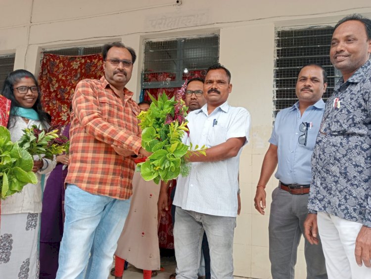 शा उ मा विद्यालय भैयाथान के नए प्राचार्य सेबेस्तियन एक्का ने संभाला पदभार ...विद्यालय के शिक्षकों ने गुलदस्ता भेंट कर किया स्वागत...