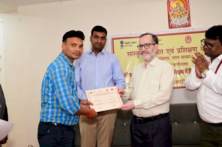 सी सी आर टी दमोह के सिद्धि समारोह में सम्मानित हुए विपिन गहवई ।