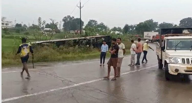 जुनाडीह चूलहट नाला पुल के समीप मोड़ में ट्रक पलटी, बड़ा हादसा टला, बाल बाल बचा चालक।