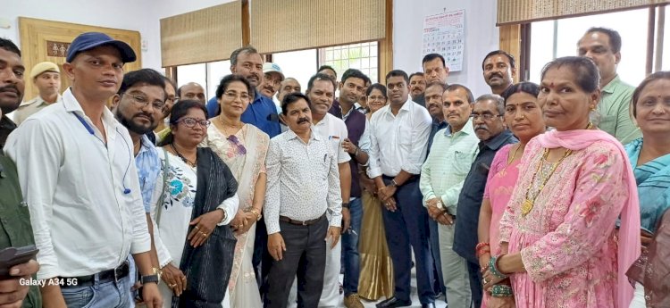 CG - कर्मचारी अधिकारी फेडरेशन ने की नव पदस्थ कलेक्टर से सौजन्य भेंट...