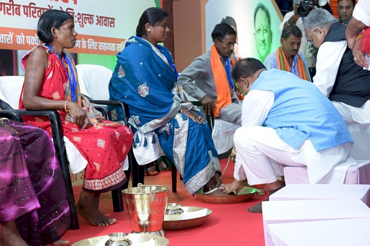 जनसेवा का अद्वितीय उदाहरण: CM विष्णुदेव साय ने हितग्राहियों के पैर धोकर किया अभिनंदन