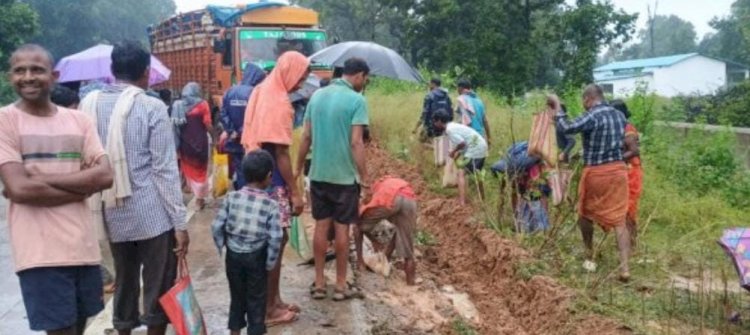 NH 130 पर सड़क हादसा के बाद मछली बीनने की मची होड़ उदयपुर नर्सरी के समीप हुआ हादसा।