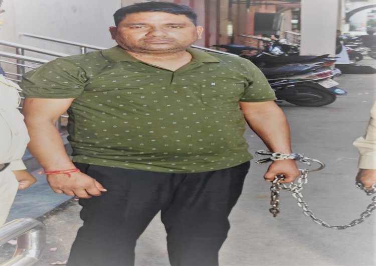 CG- सरकारी कर्मचारी गिरफ्तार: राजनीतिक पहुंच बताकर शिक्षक ने कई लोगों के साथ कर दिया ये बड़ा कांड