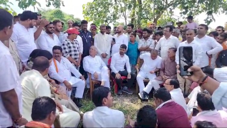 बिग ब्रेकिंग कवर्धा.....
प्रशांत साहू के अंत्येष्टि कार्यक्रम में लोहारीडीह पहुँचे पूर्व सीएम भूपेश बघेल।
