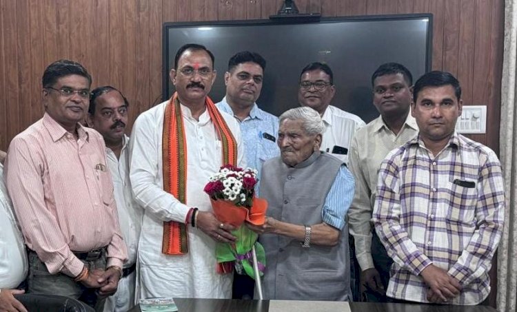 CG- 91 साल के बुजुर्ग के हौसले काे सलाम: अस्पताल बनाने के लिए दान दी जमीन, स्वास्थ्य मंत्री ने दिए ये निर्देश....