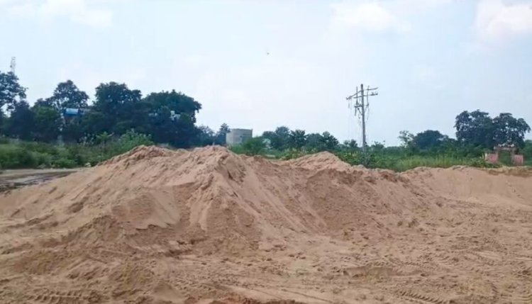CG - रेत माफियाओं पर प्रशासन का एक्शन : रेत माफियाओं के ठिकानों पर छापा, अलग- अलग स्थानों से बड़े पैमाने पर अवैध भंडारित रेत को किया जब्त.....