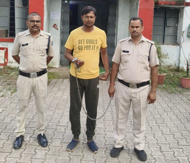 CG: रिटायर्ड कर्मचारी ने सहकर्मी के बेटे के साथ कर दिया ये बड़ा कांड, बोला था- लड़का PWD में है, अच्छी पकड़ है, फिर हुआ ये....