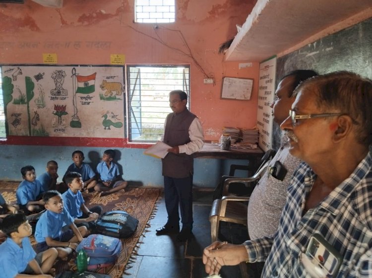 CG- डॉक्टरों और शिक्षकों को नोटिस: कमिश्नर ने थामा चाक और डस्टर, बच्चों को लगे पढ़ाने, आधा दर्जन गावों का किया सघन दौरा