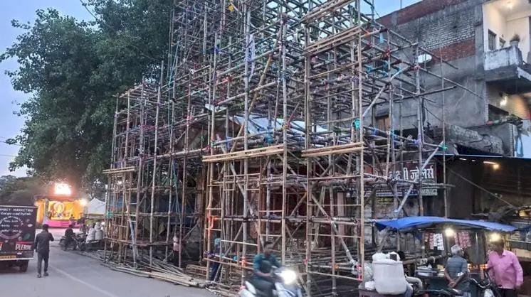 लखनपुर में शारदीय नवरात्रि मनाने दुर्गा पंडालों के साज सज्जा को दिया जा रहा अंतिम रूप।