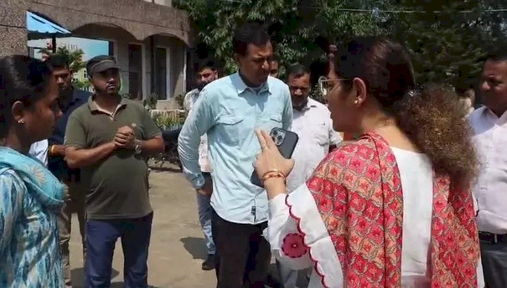 CG - इस स्कूल के प्रिंसिपल पर भड़की कलेक्टर, बोली - कब तक चोरी करते रहोंगे, सुधर जाओ वरना.....