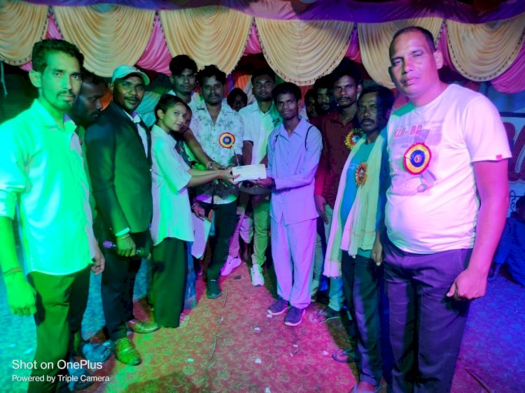 कुंवरपुर सांस्कृतिक कार्यक्रम में मेंड्राकला के रहे विजेता 10,000 के साथ दिया गया ट्राफी।