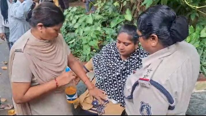 CG - अतिक्रमण पर हुई कार्रवाई के बाद नहीं मिला आवास, पेट्रोल और माचिस लेकर कलेक्टोरेट पहुंची महिला, आत्मदाह करने की कोशिश से लोगों में मचा हड़कंप.....