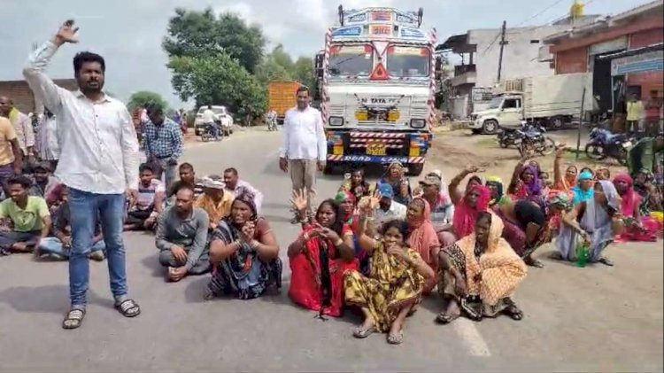 CG - कवर्धा में खूनी वारदात : सनकी युवक ने ग्रामीणों पर पेचकस से किया जानलेवा हमला, 1 की मौत, 3 की हालत गंभीर, मुआवजे के लिए लाश के साथ सड़क पर बैठे ग्रामीण…..
