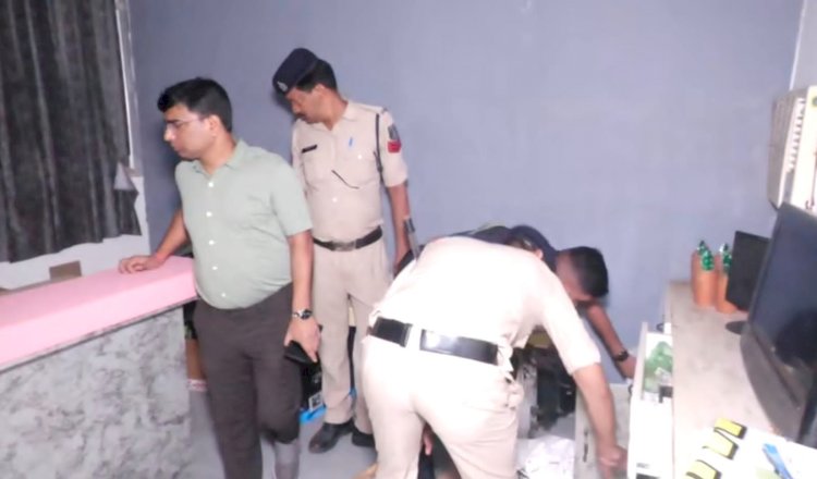 CG - आधी रात SSP ने की बड़ी रेड कार्रवाई: पुलिसकर्मियों के साथ कई कैफे एवं रेस्टॉरेंट में बोला धावा, रात्रि 1 बजे ग्राहक बनकर पहुंचे, फिर जो हुआ, मचा हड़कंप....