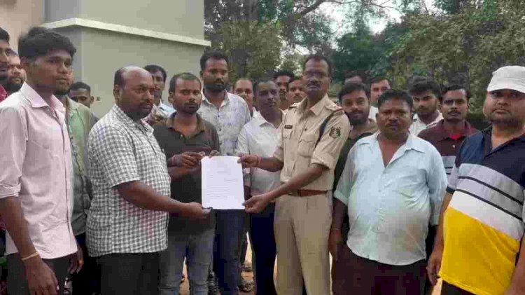 CG - 30 गांव के लोगों से करोड़ों की ठगी : पैसा डबल करने का लालच देकर करोड़ों की ठगी, पीएम आवास योजना तक का पैसा दे बैठे ग्रामीण, मामले का खुलासा होते ही मचा हंगामा.....