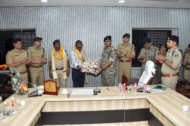 CG - पुलिस विभाग से सेवानिवृत हुए 2 पुलिस अधिकारियों को पुलिस अधीक्षक समेत पुलिस परिवार ने दी विदाई...