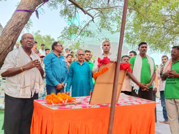 CG:पथर्रा एथेनाल प्लांट बंद करने की जिद अनिश्चितकालीन आंदोलन और दसवें दिन..स्थानीय विधायक नहीं पहुंचे...राष्ट्र गान से गूंज उठा धरना स्थल...सर्व प्रथम आज गांधी जयंती के पावन अवसर पर के छाया चित्र पर माल्यार्पण किया गया और राष्ट्र गान से कार्यक्रम का शुभारंभ हुआ