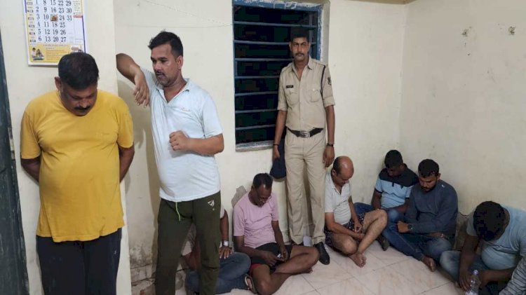 CG - पार्षद, पत्रकार सहित 16 गिरफ्तार : घर में सजी थी महफिल, 52 परियों के साथ इश्क लड़ा रहे थे दीवाने, पार्षद, पत्रकार सहित 16 जुआरी गिरफ्तार, लाखों की नगदी जब्त.....