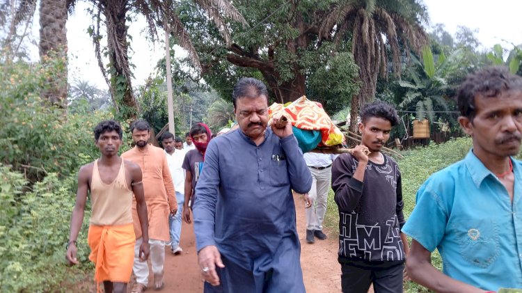 पूर्व विधायक ने शव को कांधा दिया, गंभीर पीड़ितों का हाल जाना...