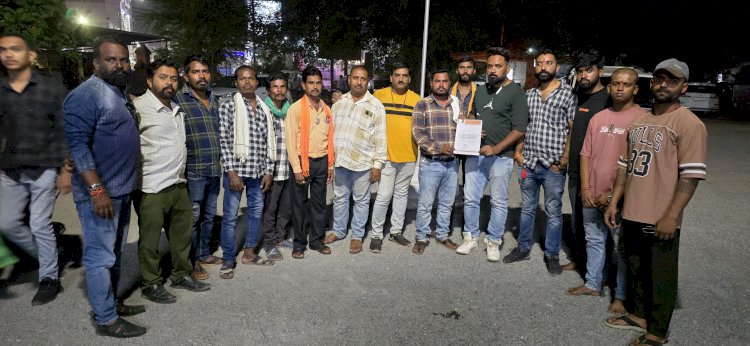 गरबा के नाम पर हिन्दुओ की आस्था को ठेस पहुँचाने वन्या लॉन सहित अन्य पर एफ आई आर हेतु कोतवाली थाना मे सक्षम ने सौपा ज्ञापन :- अविनाश सिंह गौतम