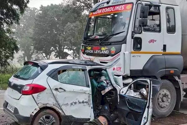 CG - 2 की मौत : दर्दनाक सड़क हादसा, चलते ट्रक में जा घुसी कार, युवक - युवती की मौके पर ही हुई मौत, 2 की हालत गंभीर, ट्रक चालक फरार....