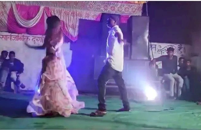 CG - शराबी शिक्षक के शर्मनाक कारनामे : शराब के नशे में चूर शिक्षक ने महिला डांसर्स के साथ अश्लील गानों पर खूब लगाये ठुमके, तेजी से वायरल हो रहा वीडियो......