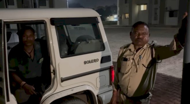 CG - वर्दी हुई शर्मसार : वर्दी में लड़खड़ाते नजर आई उड़नदस्ता टीम, अवैध शराब पकड़ने निकली थी आबकारी टीम, फिर खुद ही सजा ली महफिल, लड़खड़ाते हुए पहुंची टीम तो शॉक्ड हो गए अधिकारी.....