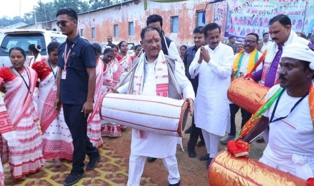 CG VIDEO: जब मांदर की थाप पर झूमे मुख्यमंत्री विष्णु देव साय, स्वास्थ्य मंत्री ने भी थामा मांदर, देखें वीडियो