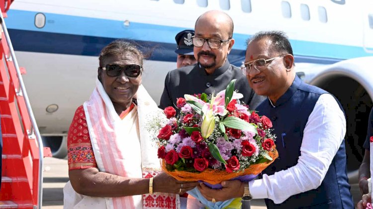 President Draupadi Murmu Visit CG : राजधानी पहुंची राष्ट्रपति द्रौपदी मुर्मू , राज्यपाल रमन डेका और मुख्यमंत्री विष्णु देव साय ने किया स्वागत, एयरपोर्ट से सीधे यहां के लिए हुई रवाना......