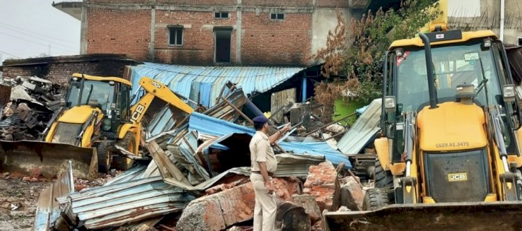 Surajpur Murder Case : डबल मर्डर केस में बड़ा एक्शन, आरोपी के अवैध मकान और गोदाम पर चला बुलडोजर…जानिए मामला…