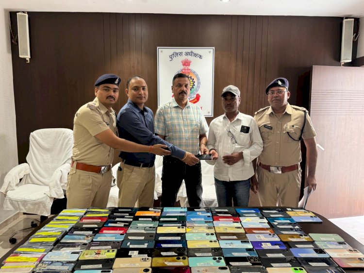पुलिस ने गुम 100 नग मोबाईल फोन की खोज व तलाश कर वापस लौटाया।
गुम मोबाईलों की कीमत करीबन् 15 लाख रूपये।