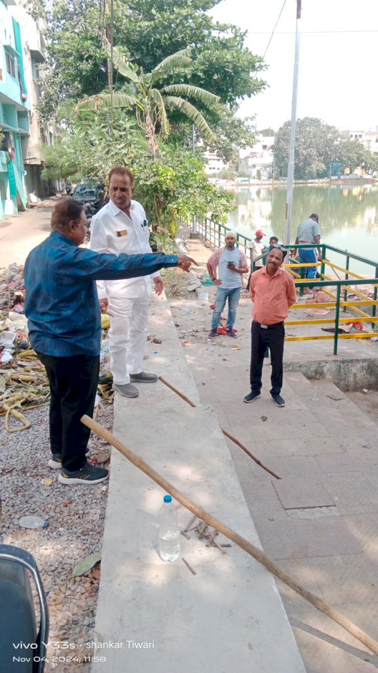 CG - छठ पूजा का कार्यक्रम की तैयारी में नेता कन्हैया लाल बाजारी वार्ड के पार्षद एवं जोन क्र. 1 के अध्यक्ष विनोद अग्रवाल के नेतृत्व में तालाब में विषेश रूप से रंग रोहण किया गया...