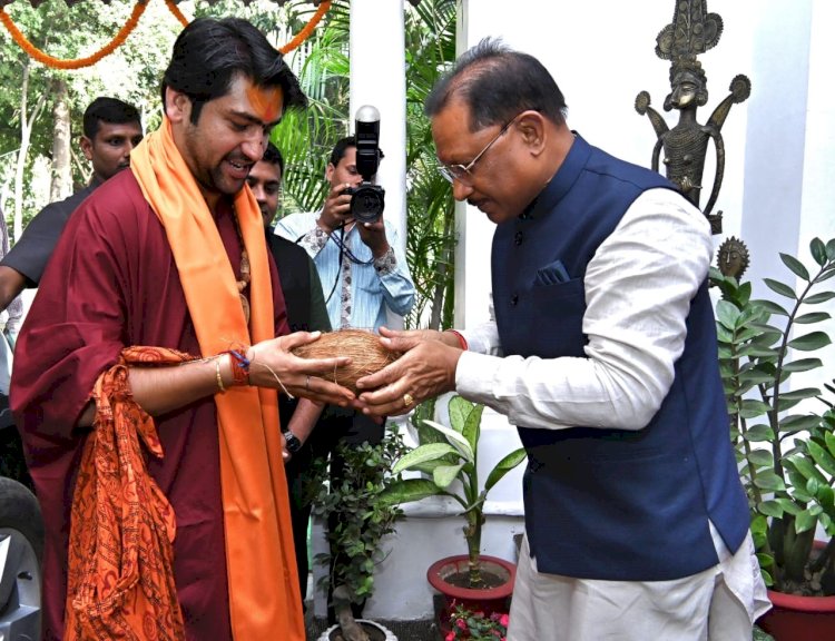 Dhirendra shastri in Chhattisgarh: मुख्यमंत्री निवास पहुंचे पं. धीरेन्द्र कृष्ण शास्त्री.. श्रीफल और शॉल ओढ़ाकर किया सम्मान और स्वागत, देखें तस्वीरों में