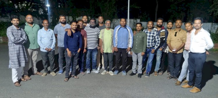 CG - वरिष्ठ पत्रकार कमल शुक्ला के साथ दीपावली की रात थाने के भीतर मारपीट की घटना को लेकर आज सोमवार शाम 6:00 बजे कांकेर रेस्ट हाउस में महत्वपूर्ण बैठक आहूत की गई...