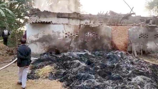 CG - 5 की मौत BREAKING : दिल दहला देने वाली घटना, किसान के घर में भीषण आग लगने से पांच मवेशी जिंदा जले, धान जलकर खाक.....