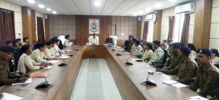 CG - कोर्ट मोहर्रिरों की बैठक में एसएसपी सूरजपुर के कड़े निर्देश- समंस-वारंटों की हो तामीली...