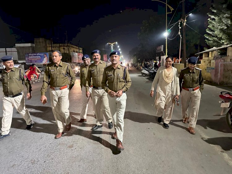 CG - एसएसपी सूरजपुर का निर्देश, सीएसपी ने पुलिस अधिकारी व जवानों के साथ शहर में किया पैदल पेट्रोलिंग...