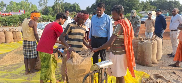 खरीफ विपणन वर्ष के लिए धान खरीदी प्रारंभ : कलेक्टर हरिस एस ने किया तीन धान खरीदी केंद्र का किया औचक निरीक्षण...