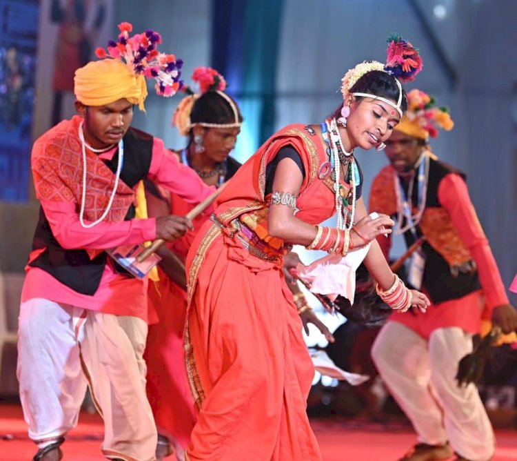 CG - जनजातीय गौरव दिवस एवं अंतर्राज्यीय आदिवासी लोक नृत्य महोत्सव-2024 : एक मंच पर दिखी विभिन्न राज्यों की संस्कृतियों की अनूठी झलक...