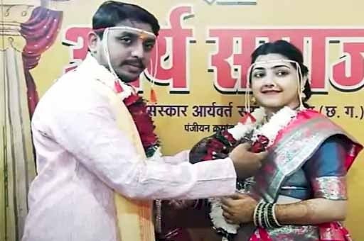 CG - थाने में बवाल : अधिकारी की टीचर बेटी ने ड्राइवर संग भागकर रचायी शादी, थाने पहुंचे लड़के-लड़की के परिजनों के बीच जमकर हुई मारपीट, फिर जो हुआ......