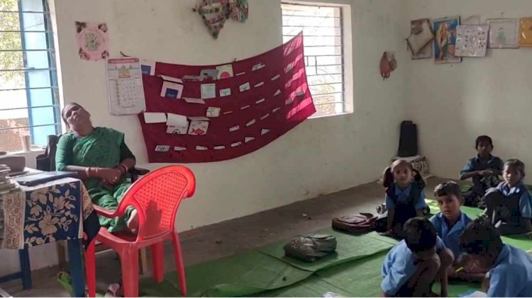 CG - शिक्षिका का कारनामा : बच्चे कर रहे थे खुद से पढ़ाई, मैडम आकर क्लास रूम में करने लगी ये काम.....