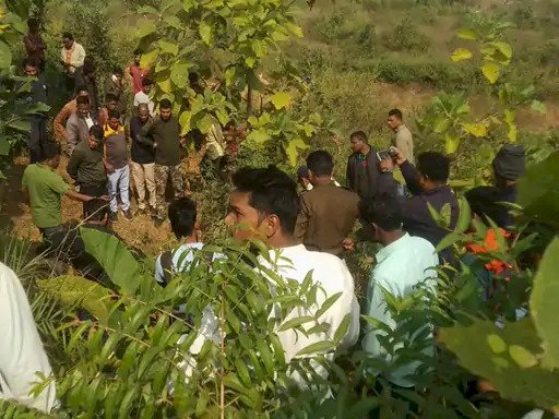 CG - छात्र की हत्या : 13 वर्षीय छात्र की जंगल में मिली लाश, चार दिन से था लापता, शव के गले, सिर में मिले धारदार हथियार के निशान, इलाके में फैली सनसनी, जांच में जुटी पुलिस......