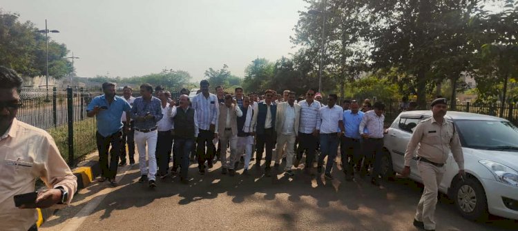 CG - शिक्षकों की मांगों से गूंज उठा इंद्रावती भवन से लेकर मंत्रालय, पैदल मार्च निकलकर किया आवाज बुलंद, बोले- जब तक हक लेंगे नहीं, तब तक......