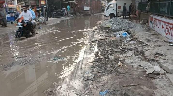 उत्तम नगर के मोहन गार्डन में सीवर के पानी से लोग परेशान - सुभाष मग्गो