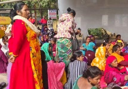 लोन देने के नाम पर महिलाओं से धोखाधड़ी सीएम के पास पंहुचा मामला धरने पर पीड़ित पढ़े पूरी ख़बर