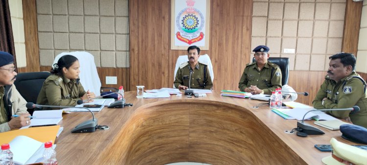 CG - एसएसपी सूरजपुर प्रशांत कुमार ठाकुर ने ली क्राईम मीटिंग : एसएसपी बोले अपराध बढ़ने ना दें,अपराध करने वाले लोगों के खिलाफ कड़ी कार्रवाई करने के दिए निर्देश...