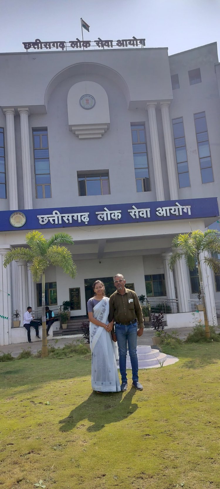 CGPSC 2023 में सफलताः जया सिंह ठाकुर ने लखनपुर सहित पूरे सरगुजा को किया गौरवान्वित, गांव की बेटी बनी अधिकारी।
