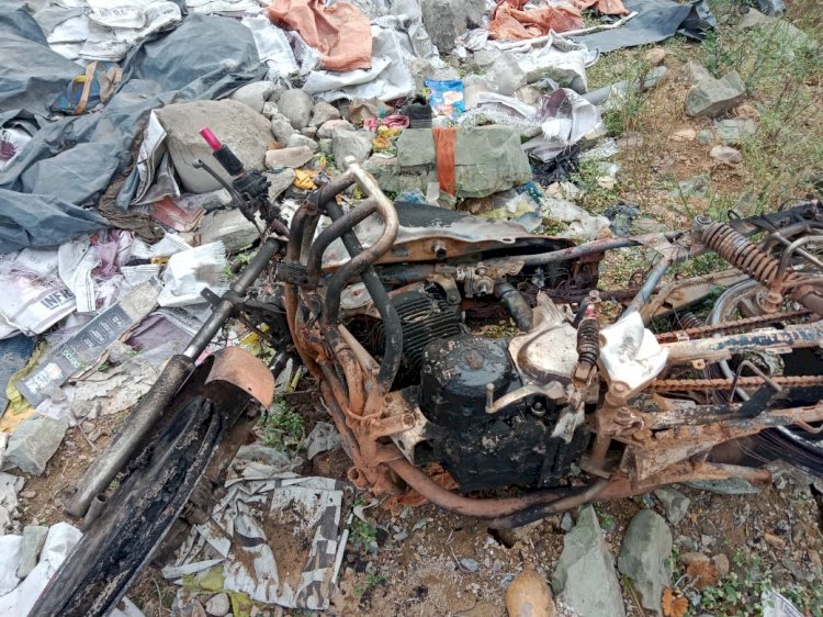 CG - रात के समय दो अज्ञात व्यक्तियों ने जेसीबी ऑपरेटर के साथ किया मारपीट : बाइक जलाने और मोबाइल तोड़ने की घटना सामने आई, थाना चक्रधरनगर में FIR दर्ज कराई...