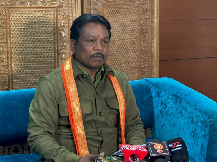 CG - बस्तर सांसद महेश कश्यप ने पत्रवार्ता को किया सम्बोधित : महेश कश्यप बोले 2014 में नरेन्द्र मोदी पहली बार प्रधानमंत्री बने उनकी उपलब्धि बताते मुझे गौरव होता है, 14 हजार से ज्यादा घरों में बिजली पहुंचायी गई और 45 करोड़ से ज्यादा गरीबों का जनधन का खाता खोलने का काम किया...